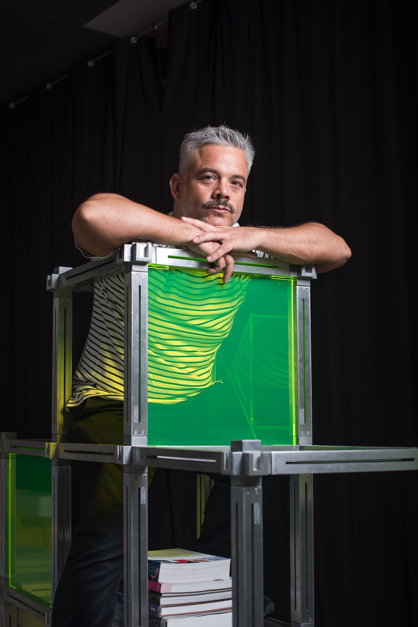 Retrato de marca personal de un diseñador en su taller