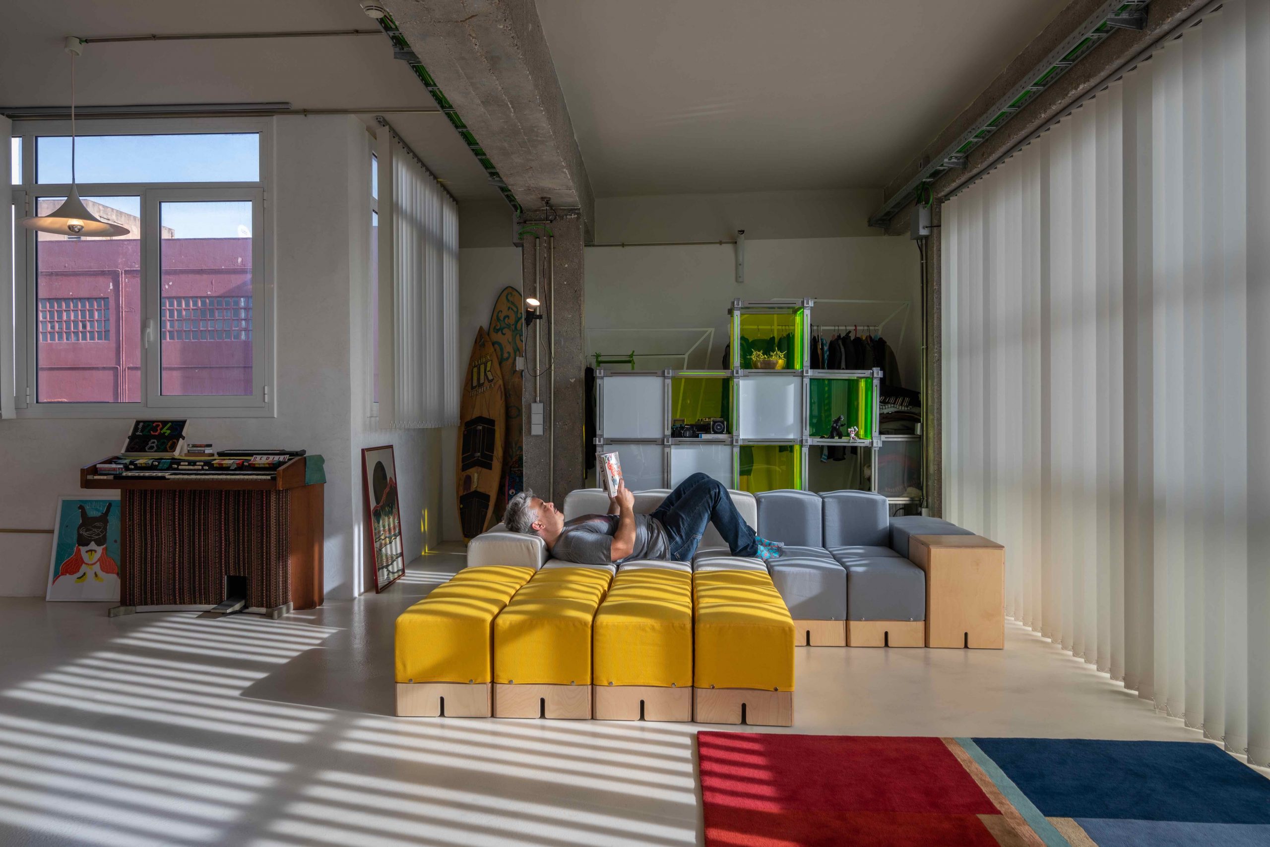Showroom de Keigio con muebles modulares de colores y grandes ventanales