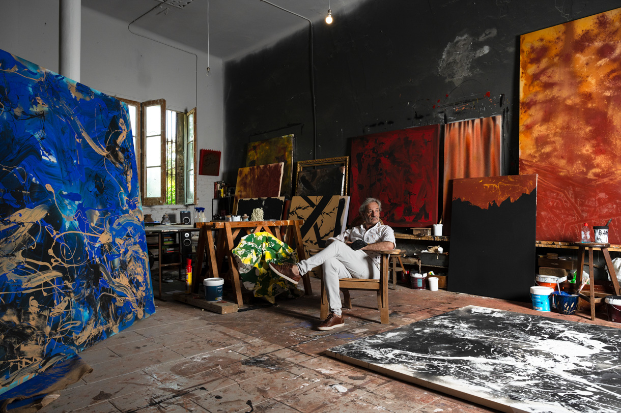 Vista general del taller de Iñaki Moreno con grandes lienzos abstractos apoyados en las paredes