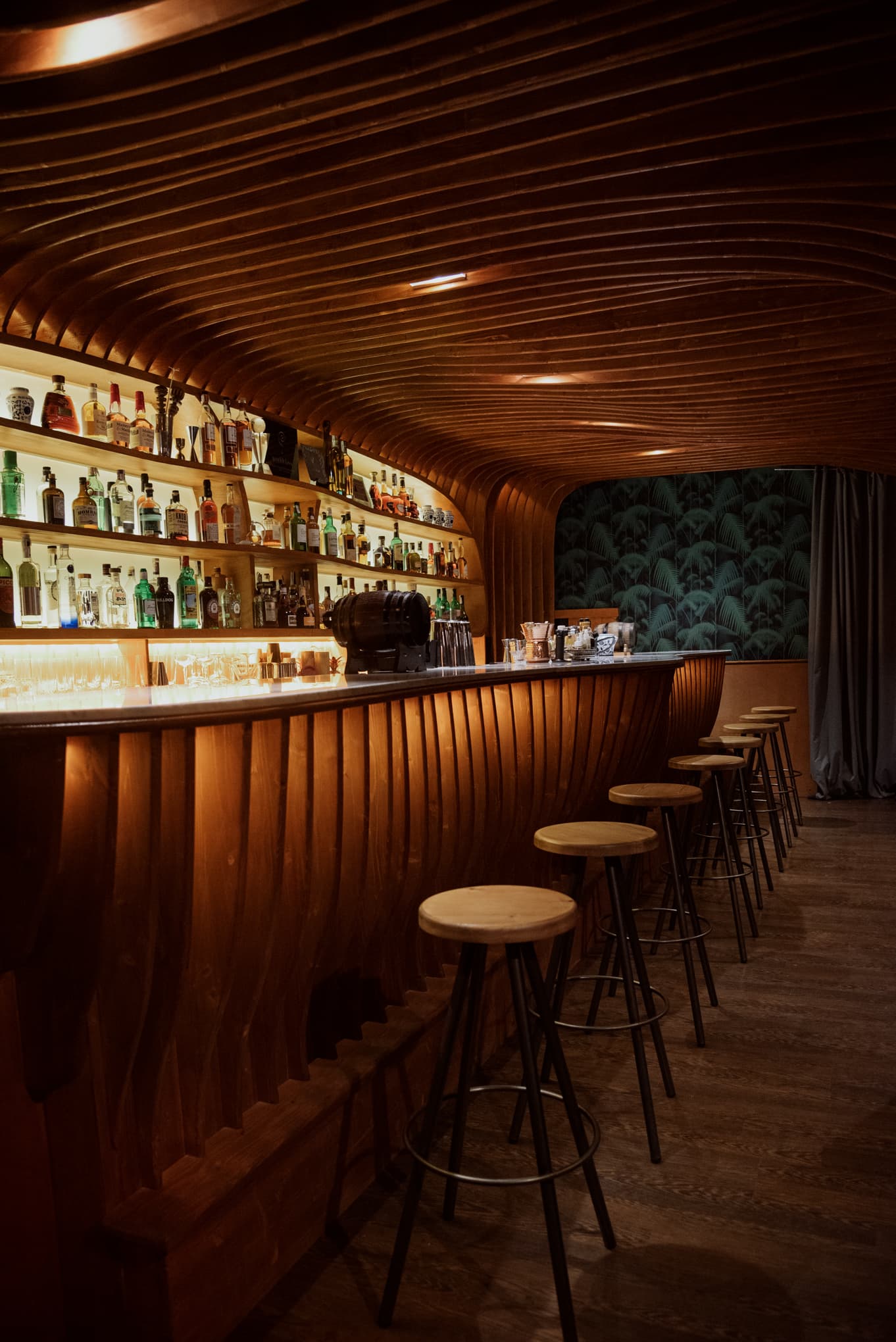 Interior de un bar de coctelería con luz cálida