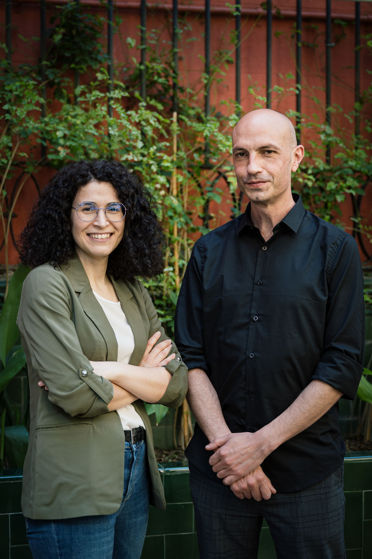 Retrato de dos participantes del encuentro en el patio