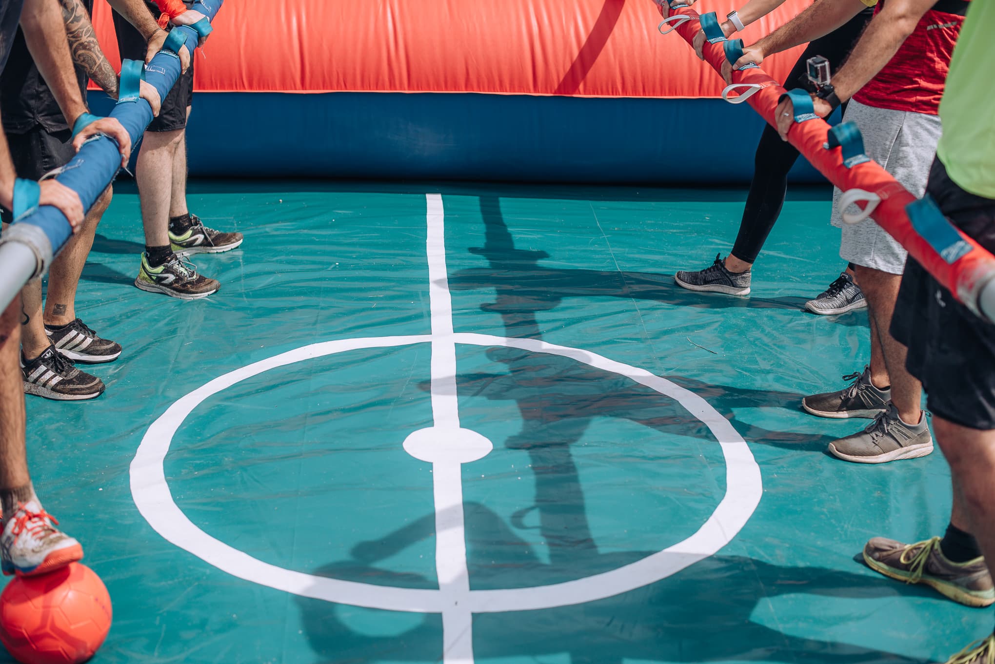 Partido de futbolín humano sobre una pista hinchable