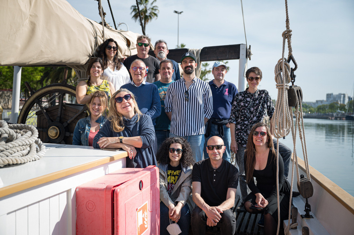 Foto de grupo de los participantes a bordo de un velero