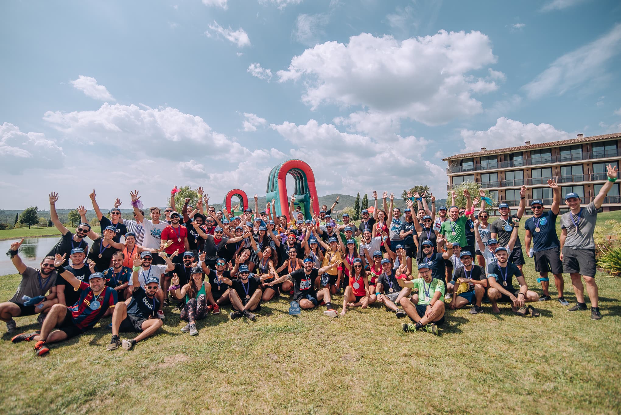 Foto de grupo de todos los participantes del team building al aire libre