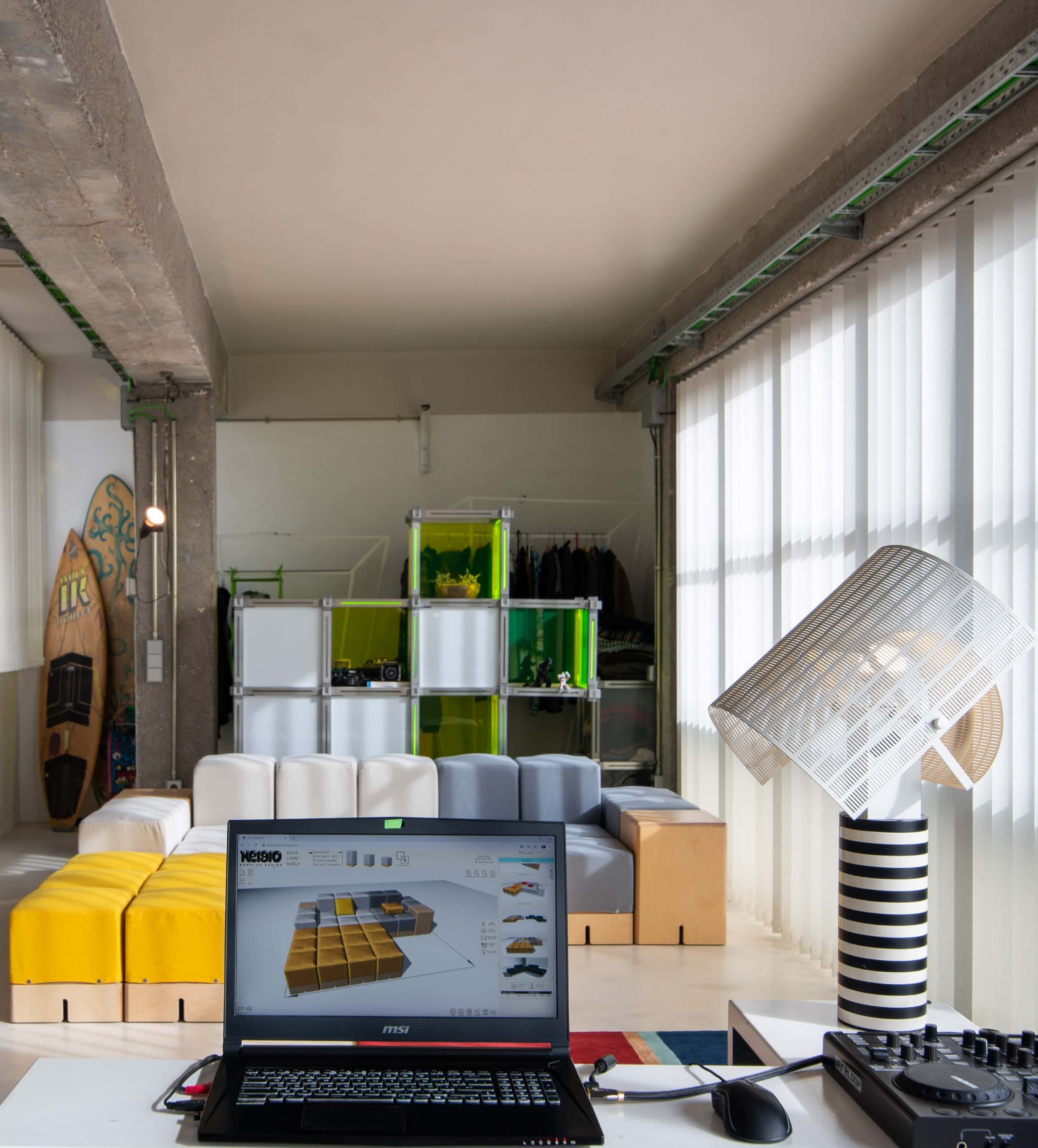 Mesa de trabajo con un portátil mostrando el diseño de un mueble modular