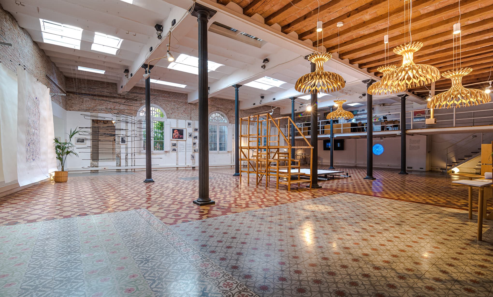 Nave de la fundación con suelo hidráulico, columnas de hierro y techo de vigas de madera